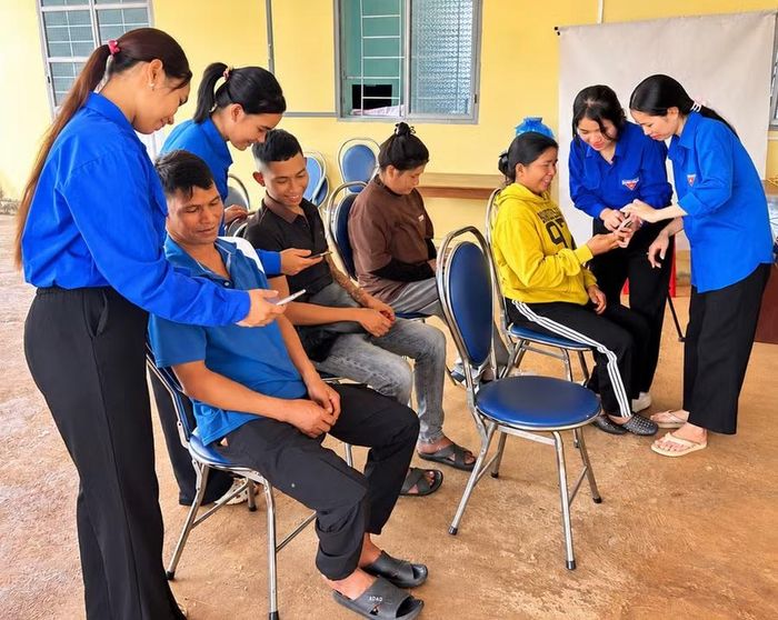  Tổ công nghệ số cộng đồng xã Ia Pnôn hướng dẫn người dân nhận diện thông tin sai lệch, nâng cao cảnh giác và chủ động phòng tránh các hình thức lừa đảo trên không gian mạng. Ảnh: Chương Hiếu 
