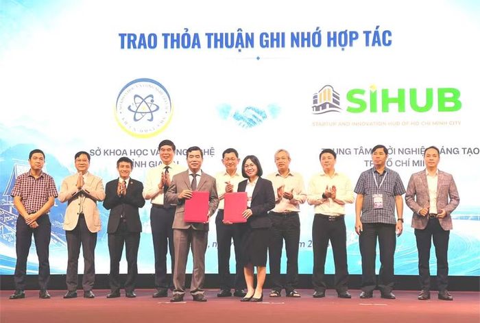  Sở Khoa học và Công nghệ tỉnh Gia Lai thỏa thuận ghi nhớ hợp tác với Trung tâm Khởi nghiệp sáng tạo TP. Hồ Chí Minh và Trung tâm đổi mới sáng tạo Gia Lai. Ảnh: Trần Dung 