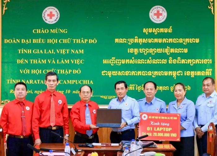  Trao tặng máy tính xách tay cho Hội Chữ thập đỏ tỉnh Ratanakiri. Ảnh: Đơn vị cung cấp 