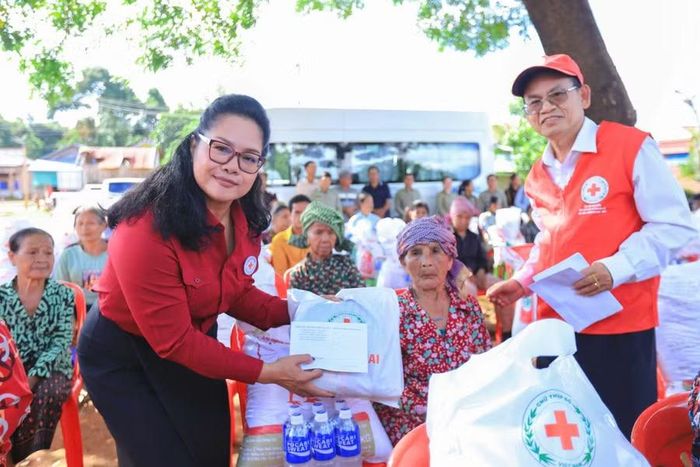  Bà Khum So Khieng - Phó Chủ tịch thường trực Hội Chữ thập đỏ tỉnh Ratanakiri và ông Hà Văn Cát - Chủ tịch Hội CTĐ tỉnh Gia Lai (bìa phải) tặng quà cho người dân khó khăn. Ảnh: Đơn vị cung cấp 