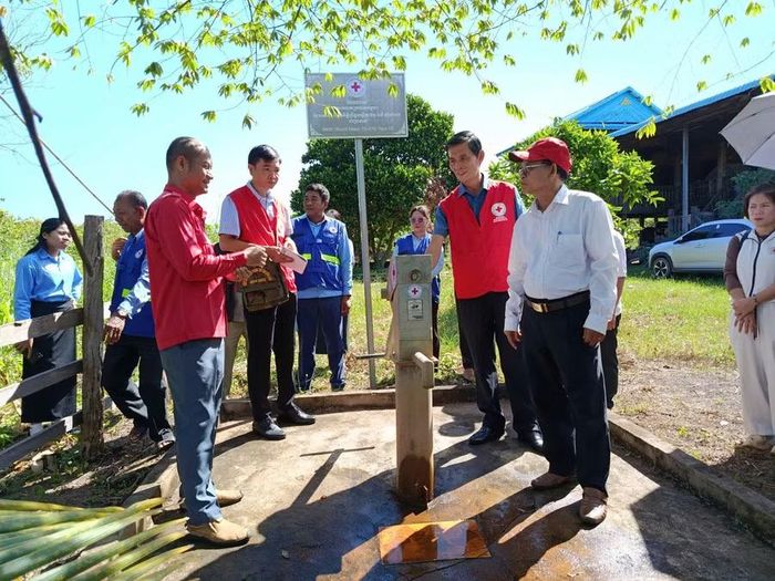  Đoàn công tác tham quan công trình nước sạch cộng đồng. Ảnh: Đơn vị cung cấp 