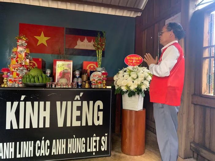  Đoàn công tác dâng hoa, dâng hương tại nơi tưởng niệm các liệt sĩ do Đội K52 quy tập trên địa bàn tỉnh Ratanakiri. Ảnh: Đơn vị cung cấp 