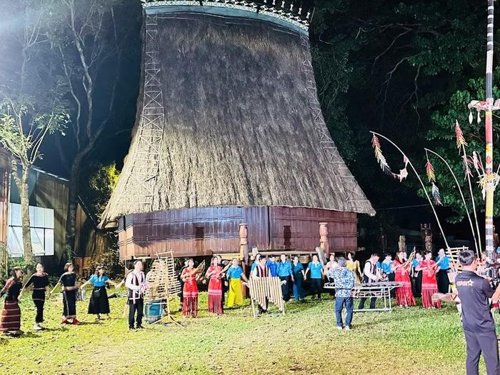  Chương trình “Đàn đá - Nhịp đập đại ngàn” mang đến không gian giao lưu văn hóa đậm bản sắc Tây Nguyên tại nhà rông làng Ơp. Ảnh: Hoàng Hoài 