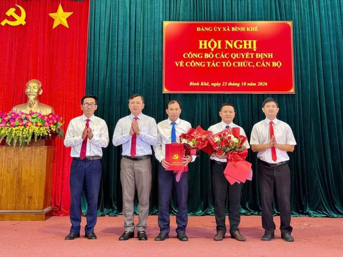 Lãnh đạo xã Bình Khê trao quyết định và tặng hoa chúc mừng hai đồng chí được chỉ định bổ sung tham gia Ban Chấp hành Đảng bộ xã khóa I, nhiệm kỳ 2025-2030. Ảnh: Úc Ly