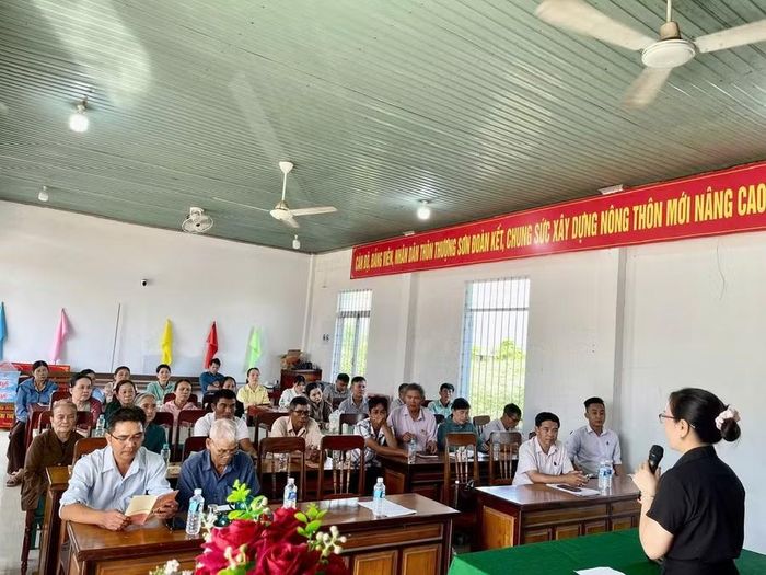 Báo cáo viên phổ biến các quy định về trợ giúp pháp lý cho người dân. Ảnh: Úc Ly