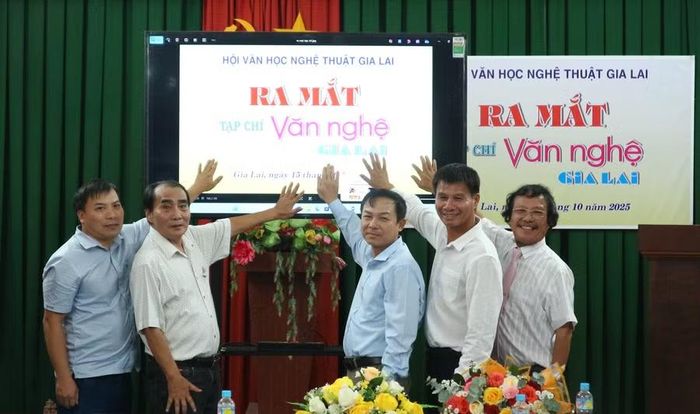  Tạp chí Văn nghệ Gia Lai ra mắt vào ngày 15-10-2025, trở thành kênh giới thiệu các tác phẩm VHNT đến với bạn đọc trong và ngoài tỉnh. Ảnh: Huỳnh Vỹ 