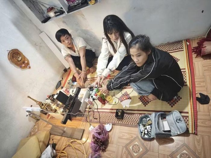 3 đối tượng Đông, Phượng, Nga bị bắt quả tang tụ tập "đập đá" trong phòng ngủ của Đông. Ảnh: Duy Hải