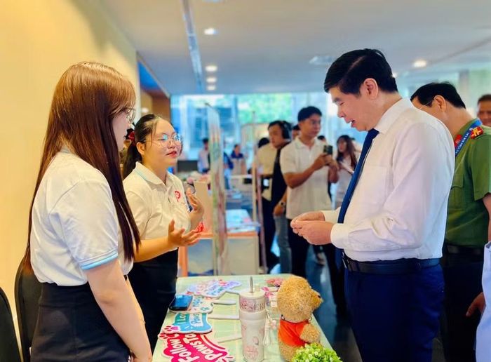  Nhiều sản phẩm, giải pháp có yếu tố đổi mới sáng tạo thu hút sự quan tâm của đại biểu tham dự Ngày hội đổi mới sáng tạo tỉnh Gia Lai 2026. Ảnh: Trần Dung 