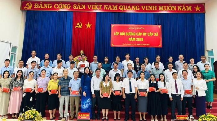  44 học viên nhận giấy chứng nhận hoàn thành lớp bồi dưỡng. Ảnh: Phương Dung 