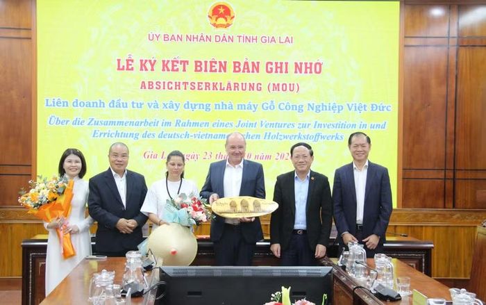  Chủ tịch UBND tỉnh Phạm Anh Tuấn (thứ 2 từ phải sang) tặng quà lưu niệm cho ông Svend Göpfert - Tổng Giám đốc Công ty Göpfert Möbelteile GmbH và thành viên đoàn. Ảnh: Trọng Lợi 
