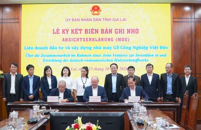  Đại diện Công ty Göpfert Möbelteile GmbH, Công ty CP Năng lượng sinh học Phú Tài và đối tác Việt Nam tại Đức ký biên bản ghi nhớ hợp tác đầu tư Nhà máy gỗ công nghiệp Việt Đức. Ảnh: Kim Loan 