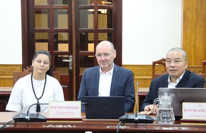  Ông Svend Göpfert (giữa) trao đổi tại buổi làm việc. Ảnh: Trọng Lợi 