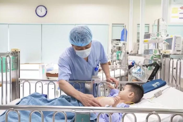 Chăm sóc bệnh nhi sau ghép tạng tại Bệnh viện Nhi trung ương. Ảnh: TPO