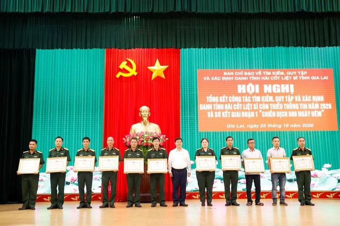  Trao bằng khen của Chủ tịch UBND tỉnh cho các cá nhân có thành tích xuất sắc trong công tác tìm kiếm, quy tập và xác định danh tính HCLS. Ảnh: Hồng Phúc 