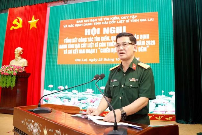  Đại tá Võ Tấn Tài- Chính ủy Bộ CHQS tỉnh, Phó Trưởng ban Thường trực Ban Chỉ đạo về tìm kiếm, quy tập và xác định danh tính HCLS tỉnh thông tin về kết quả tìm kiếm, quy tập HCLS trên địa bàn tỉnh. Ảnh: Hồng Phúc 