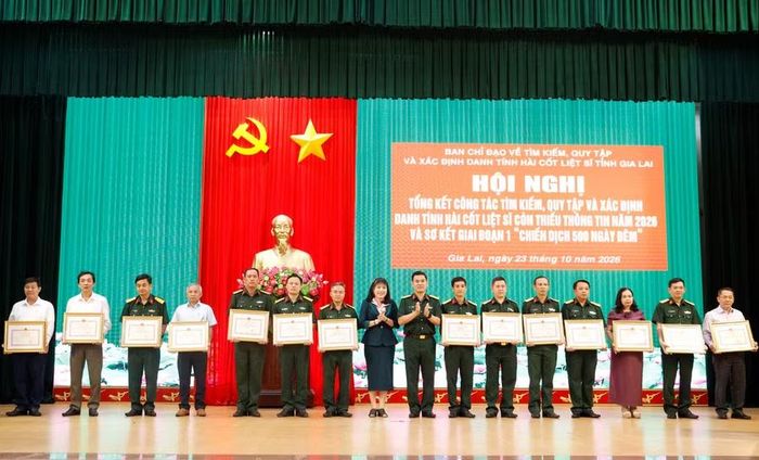  Các tập thể có thành tích xuất sắc trong công tác tìm kiếm, quy tập và xác định danh tính HCLS nhận bằng khen của Chủ tịch UBND tỉnh. Ảnh: Hồng Phúc 