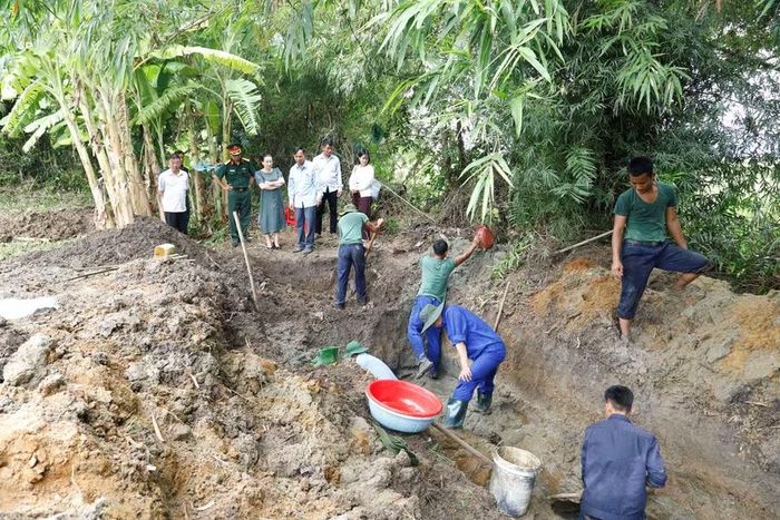  Tìm kiếm HCLS tại phường An Nhơn Bắc. Ảnh: Hồng Phúc 