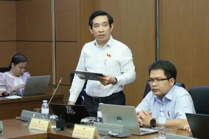  ĐB Nguyễn Văn Cảnh đề nghị nghiên cứu mở rộng cách tiếp cận về luật nền tảng, không chỉ giới hạn ở một số bộ luật mà xem xét cả những luật có phạm vi điều chỉnh bao quát, làm cơ sở cho các luật chuyên ngành. Ảnh: Đoàn ĐBQH tỉnh Gia Lai 