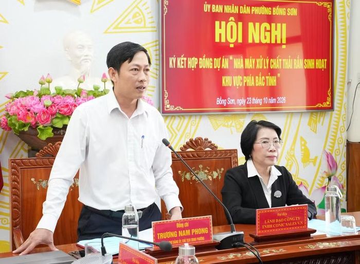  Ông Trương Nam Phong - Chủ tịch UBND phường Bồng Sơn phát biểu tại hội nghị. Ảnh: Tố Uyên 