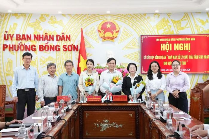  Đại diện UBND phường Bồng Sơn và Công ty TNHH CONIC SALES V.N ký kết hợp đồng thực hiện dự án. Ảnh: Tố Uyên 