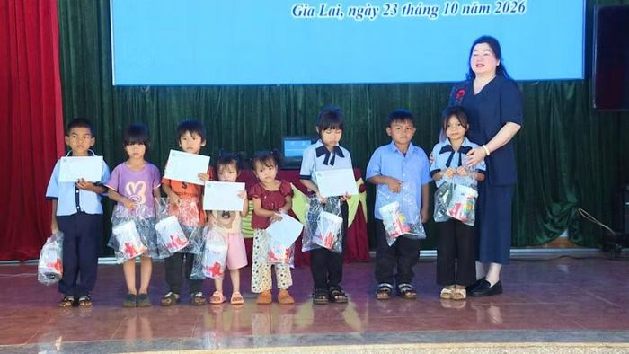  Ngoài 1 triệu đồng tiền mặt, những trẻ em trong độ tuổi từ mầm non đến lớp 3 còn được tặng thêm 1 hộp sữa. Ảnh: Duy Linh 