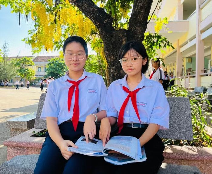  Em Nguyễn Thục Quyên (bìa trái, lớp 9A1, Trường THCS Nguyễn Đình Thụ, xã Tuy Phước) được chọn tham gia phiên họp giả định “Quốc hội trẻ em”. Ảnh: Minh Nhật 