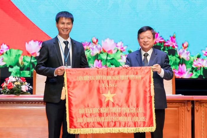  Hội Văn học Nghệ thuật tỉnh Gia Lai vinh dự đón nhận Cờ thi đua của Ủy ban Toàn quốc Liên hiệp các Hội Văn học Nghệ thuật Việt Nam vì thành tích xuất sắc năm 2025. Ảnh: NSNA Phan Minh Thọ 