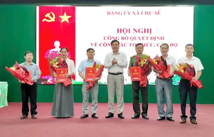  Bí thư Đảng ủy xã Lý Anh Sang (thứ 4 từ phải sang) trao quyết định cho các đồng chí được chỉ định tham gia BCH Đảng bộ xã Chư Sê, nhiệm kỳ 2025-2030. Ảnh: Hoàng Viên 