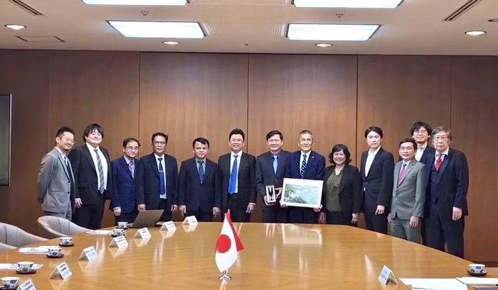 Đoàn công tác chụp ảnh lưu niệm với Phó Thống đốc tỉnh Miyagi Kobayashi Norimitsu. Ảnh: Thanh Thảo