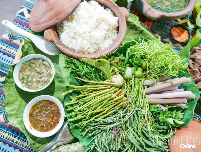 Các loại rau vườn theo mùa ăn kèm mắm, tạo nên hương vị dân dã đặc trưng trong bữa cơm của người Chăm.