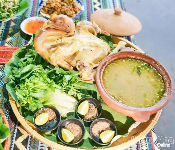 Gà luộc ăn cùng cháo chua, sự kết hợp mộc mạc mang nét riêng trong ẩm thực truyền thống của người Chăm.