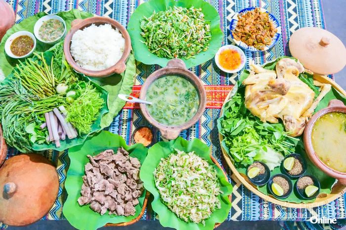 Mâm cơm của người Chăm phong phú với những món ăn truyền thống, mang đậm hương vị và bản sắc văn hóa bản địa.