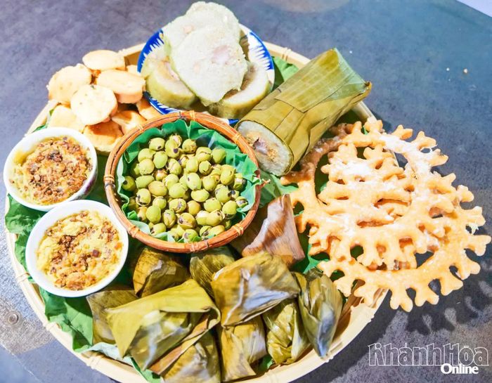 Các loại bánh truyền thống của người Chăm được bày biện trong dịp lễ hội Katê, mang đậm nét văn hóa ẩm thực dân tộc.
