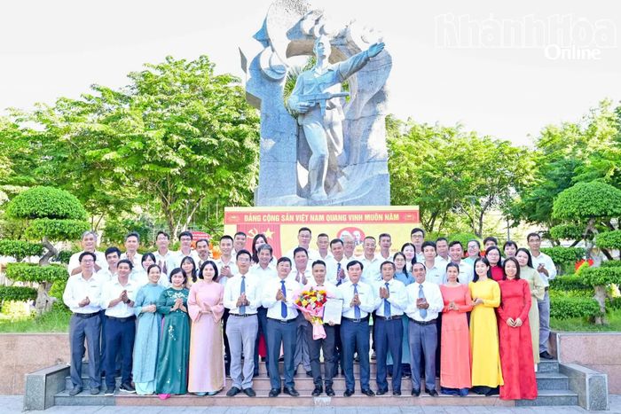 Tượng đài 23 tháng 10, Công viên 23 tháng 10, phường Tây Nha Trang - nơi ghi dấu lịch sử ngày Nha Trang - Khánh Hòa kháng chiến đã trở thành địa chỉ đỏ giáo dục truyền thống cách mạng. (Trong ảnh: Chi bộ Phòng Chuyên đề, Đảng bộ Báo và Phát thanh, Truyền hình Khánh Hòa tổ chức lễ kết nạp đảng viên ở địa chỉ đỏ Tượng đài 23 tháng 10 vào sáng 21-10) Ảnh: VĨNH THÀNH