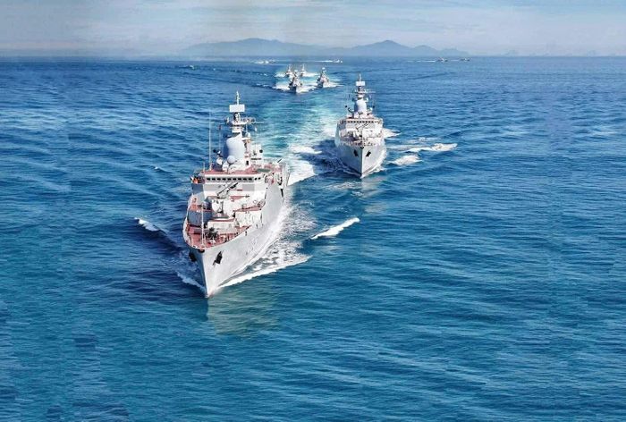 Biên đội tàu của Lữ đoàn 162 vận động đội hình trên biển.