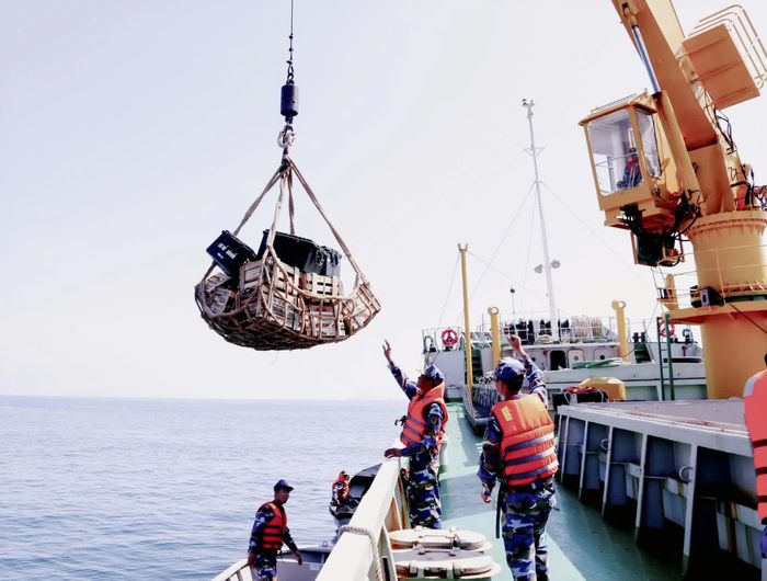 Cán bộ, chiến sĩ Lữ đoàn 955 vận chuyển hàng vào đảo Trường Sa.