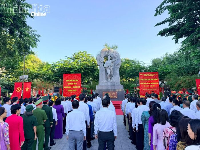 Quang cảnh lễ dâng hoa, dâng hương tại Tượng đài 23 tháng 10. 