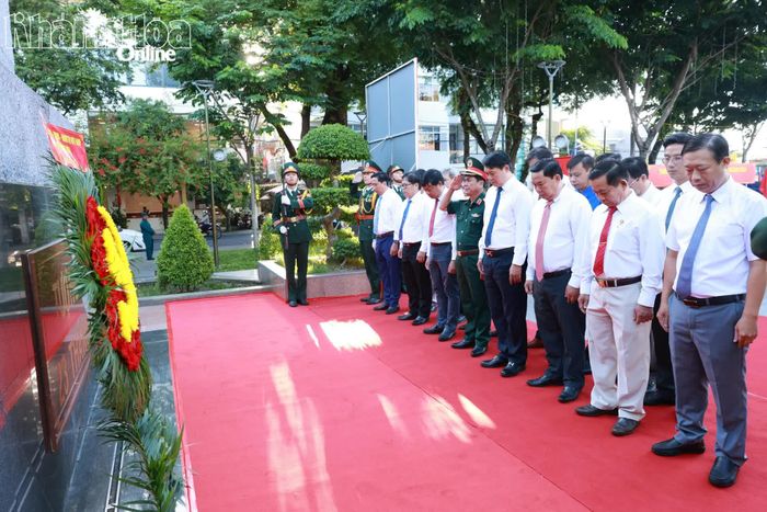 Đoàn đại biểu tỉnh dành phút mặc niệm tưởng nhớ công ơn các anh hùng, liệt sĩ.  