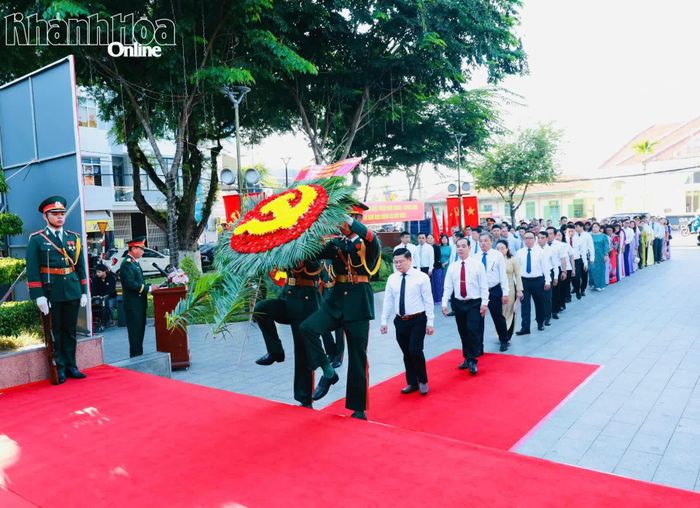 Đoàn đại biểu phường Tây Nha Trang dâng hoa tại Tượng đài 23 tháng 10. 