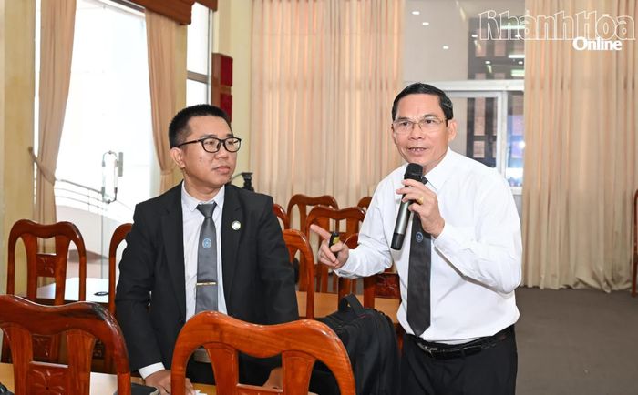 Tiến sĩ, Luật sư Nguyễn Đình Thơ giải đáp câu hỏi của một đại biểu.