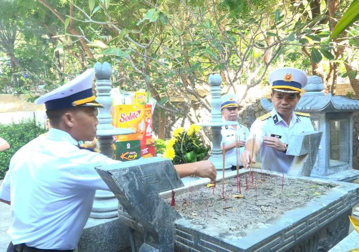 Các đại biểu thắp hương tại khu mộ gió.