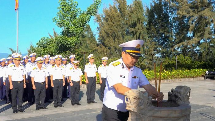 Đại tá Bùi Xuân Bình dâng hương tưởng niệm các anh hùng liệt sĩ.