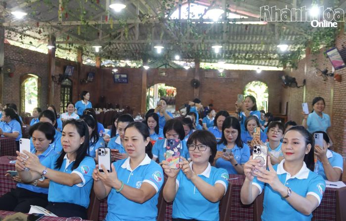 Các cán bộ hội quét mã QR để tham gia cuộc thi trực tuyến.