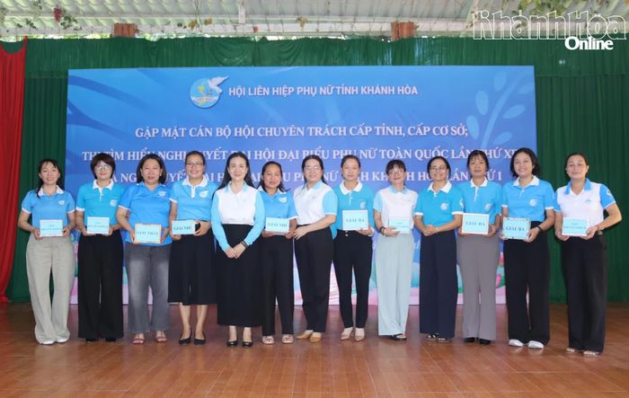 Lãnh đạo Hội Liên hiệp Phụ nữ tỉnh Khánh Hòa trao giải cho các cá nhân.