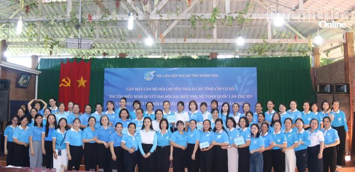 Các cán bộ hội chụp hình lưu niệm tại chương trình.