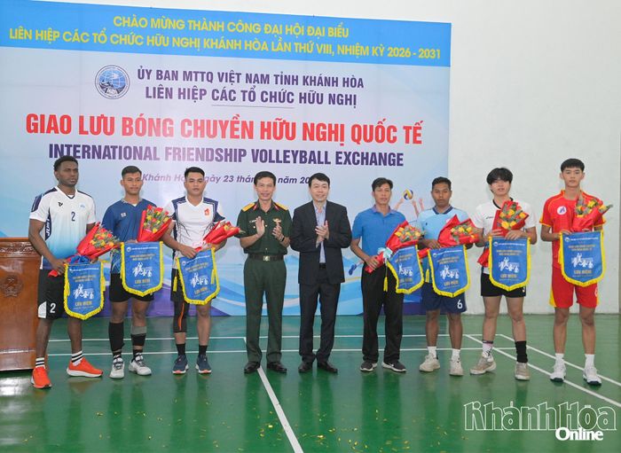 Ban tổ chức tặng hoa và cờ lưu niệm cho các đội bóng tham gia.
