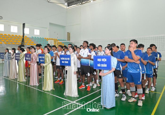 Các đội bóng tham gia giao lưu bóng chuyền.