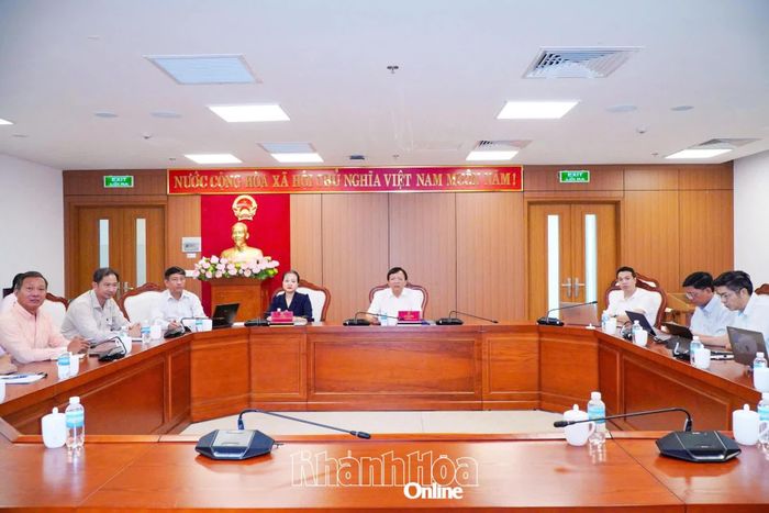 Phó Chủ tịch UBND tỉnh Lê Huyền và các đại biểu dự hội nghị tại điểm cầu tỉnh Khánh Hòa.