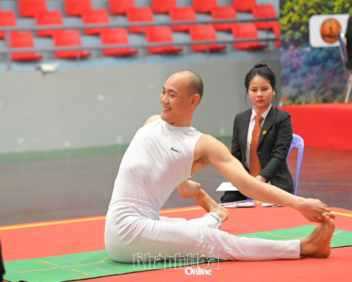 Một vận động viên nam thi đấu nội dung Yoga Asana.