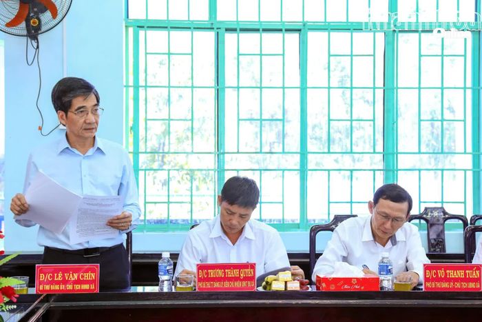 Lãnh đạo Đảng ủy xã Anh Dũng trình bày báo cáo tại buổi làm việc.